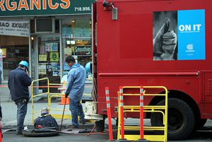 Photograph of a Con Ed truck and workers by Pabo76 on Flickr
